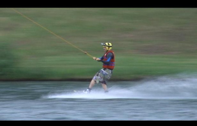 J'ai testé le téléski nautique, tracté à 30 km/h sur le bassin de Cergy Pontoise J'ai testé le téléski nautique, tracté à 30 km/h sur le bassin de Cergy Pontoise