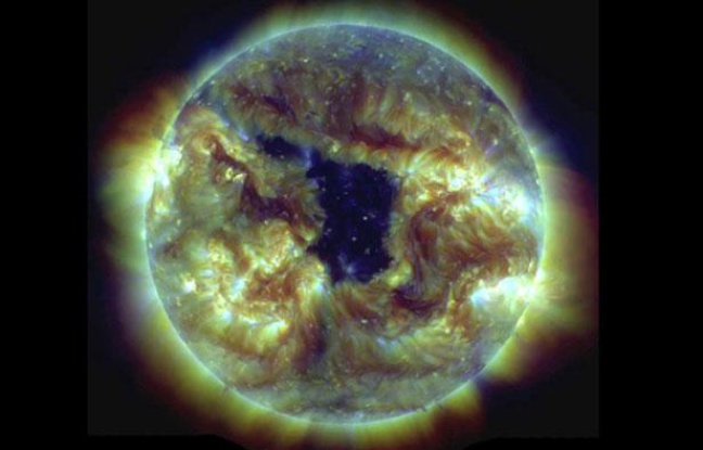 Trou coronal à la surface du Soleil en mai 2013 Trou coronal à la surface du Soleil en mai 2013