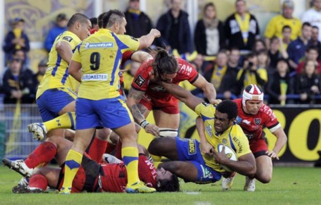 Clermont l'a emporté in extremis face à Toulon (24-21), samedi, lors de la 11e journée de Top 14, profitant d'une grossière faute de Matt Giteau, mais le club varois reste leader du Top 14 avec son vainqueur du jour sur les talons. Clermont l'a emporté in extremis face à Toulon (24-21), samedi, lors de la 11e journée de Top 14, profitant d'une grossière faute de Matt Giteau, mais le club varois reste leader du Top 14 avec son vainqueur du jour sur les talons.