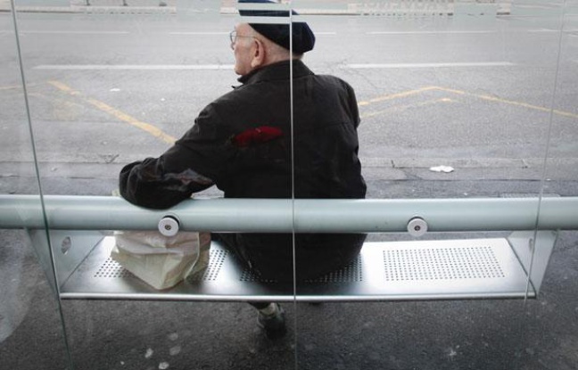 Une personne âgée, de dos, attentent le bus. Illustration sur la vieillesse. Une personne âgée, de dos, attentent le bus. Illustration sur la vieillesse.