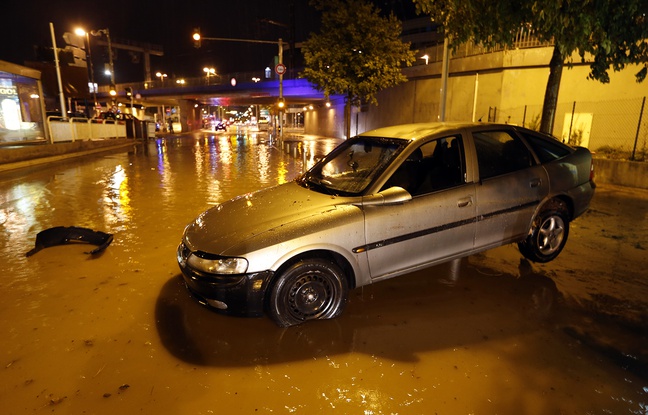 Une voiture dans une rue inondée à Nice le 3 octobre 2015. Une voiture dans une rue inondée à Nice le 3 octobre 2015.