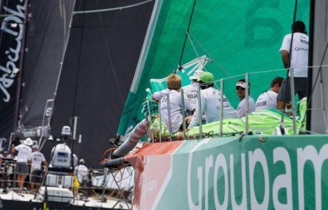 Le voilier émirati Abu Dhabi, skippé par le double médaillé olympique (argent en 470 et Star) britannique Ian Walker, a mis le turbo dimanche au milieu de l'Atlantique, ayant retrouvé un vent qui faisait encore cruellement défaut aux Français de Groupama 4, toujours 4e. Le voilier émirati Abu Dhabi, skippé par le double médaillé olympique (argent en 470 et Star) britannique Ian Walker, a mis le turbo dimanche au milieu de l'Atlantique, ayant retrouvé un vent qui faisait encore cruellement défaut aux Français de Groupama 4, toujours 4e.
