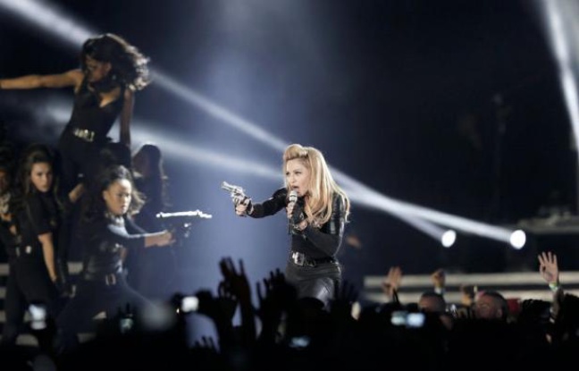 Le Front national a déposé jeudi la plainte pour "injure" annoncée depuis plusieurs jours contre Madonna, qui a projeté samedi lors d'un concert en France une vidéo dans laquelle apparaît brièvement la présidente du FN, affublée d'une croix gammée sur le front, a-t-on appris de source judiciaire. Le Front national a déposé jeudi la plainte pour "injure" annoncée depuis plusieurs jours contre Madonna, qui a projeté samedi lors d'un concert en France une vidéo dans laquelle apparaît brièvement la présidente du FN, affublée d'une croix gammée sur le front, a-t-on appris de source judiciaire.