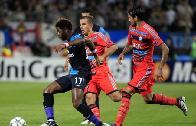 Les joueurs de l'OM, Cheyrou (en orange au centre) et Lucho (à droite) lors d'un match de Ligue des champions contre Arsenal, le 19 octobre 2011. Les joueurs de l'OM, Cheyrou (en orange au centre) et Lucho (à droite) lors d'un match de Ligue des champions contre Arsenal, le 19 octobre 2011.