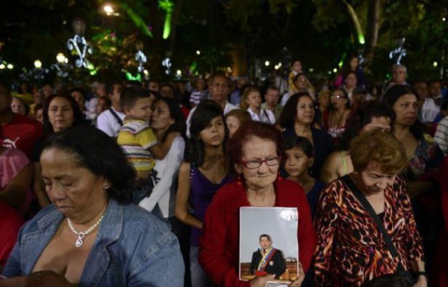 Le Venezuela prenait conscience lundi de la gravité de l'état du président Hugo Chavez, hospitalisé depuis trois semaines à La Havane et dont la santé s'est détériorée ce week-end, plongeant le pays dans l'incertitude à dix jours de la date prévue de sa prestation de serment. Le Venezuela prenait conscience lundi de la gravité de l'état du président Hugo Chavez, hospitalisé depuis trois semaines à La Havane et dont la santé s'est détériorée ce week-end, plongeant le pays dans l'incertitude à dix jours de la date prévue de sa prestation de serment.