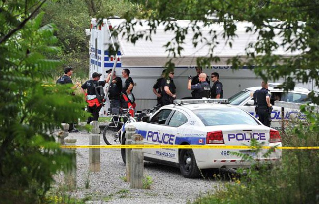 Des enquêteurs près de l'endroit où a été retrouvé la tête d'une femme, le 16 août 2012, à Mississauga (Canada). Des enquêteurs près de l'endroit où a été retrouvé la tête d'une femme, le 16 août 2012, à Mississauga (Canada).