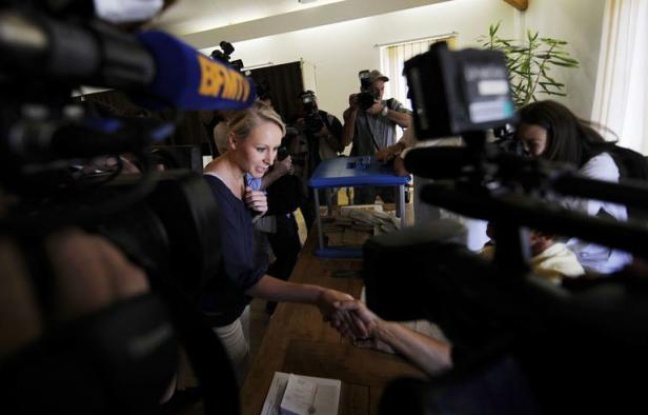Jean-Marie Le Pen, président d'honneur du FN, a salué dimanche soir à Carpentras la victoire de sa petite-fille Marion Maréchal-Le Pen dans la 3e circonscription du Vaucluse, face au député sortant UMP Jean-Michel Ferrand et à la PS Catherine Arkilovitch. Jean-Marie Le Pen, président d'honneur du FN, a salué dimanche soir à Carpentras la victoire de sa petite-fille Marion Maréchal-Le Pen dans la 3e circonscription du Vaucluse, face au député sortant UMP Jean-Michel Ferrand et à la PS Catherine Arkilovitch.