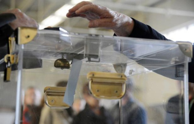 Les candidats PS aux législatives sont en tête au premier tour dans six circonscriptions des Français de l'étranger sur onze, EELV dans une et l'UMP dans les quatre autres, selon des résultats provisoires diffusés lundi par le ministère des Affaires étrangères. Les candidats PS aux législatives sont en tête au premier tour dans six circonscriptions des Français de l'étranger sur onze, EELV dans une et l'UMP dans les quatre autres, selon des résultats provisoires diffusés lundi par le ministère des Affaires étrangères.