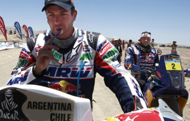 Le pilote espagnol Marc Coma (à g.) s'hydrate sur le Dakar, le 5 janvier 2011 à Calama. Le pilote espagnol Marc Coma (à g.) s'hydrate sur le Dakar, le 5 janvier 2011 à Calama.