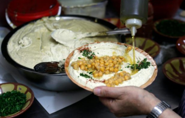 Un restaurateur palestinien prépare un plat de hoummous, purée froide à base de pois chiches, dans la vieille ville de Jérusalem, le 12 septembre 2015 Un restaurateur palestinien prépare un plat de hoummous, purée froide à base de pois chiches, dans la vieille ville de Jérusalem, le 12 septembre 2015