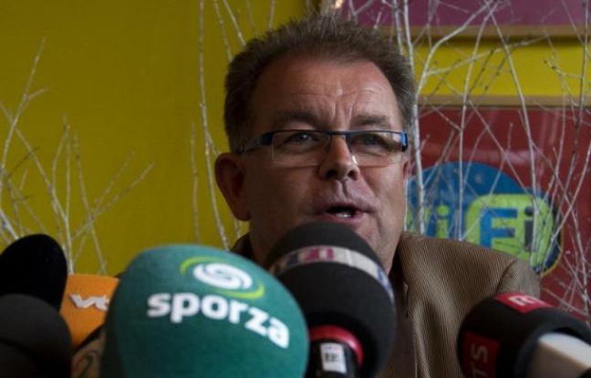 L'équipe Cofidis s'est recentrée sur son objectif sportif, mercredi à Mâcon, au départ de la 10e étape du Tour de France, au lendemain de l'arrestation de l'un de ses coureurs, Rémy Di Grégorio, dans une affaire de dopage présumé. L'équipe Cofidis s'est recentrée sur son objectif sportif, mercredi à Mâcon, au départ de la 10e étape du Tour de France, au lendemain de l'arrestation de l'un de ses coureurs, Rémy Di Grégorio, dans une affaire de dopage présumé.