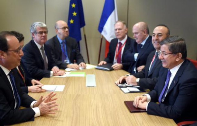 Le president français François Hollande (g) rencontre le Premier ministre turc Ahmet Davutoglu (d) et le ministre des Affaires étrangères Mevlut Cavusoglu (2e à d), à Bruxelles le 18 mars 2016 Le president français François Hollande (g) rencontre le Premier ministre turc Ahmet Davutoglu (d) et le ministre des Affaires étrangères Mevlut Cavusoglu (2e à d), à Bruxelles le 18 mars 2016