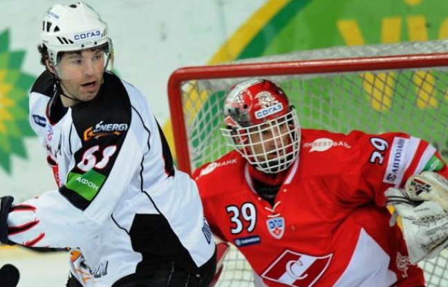 Le gardien de but tchèque de hockey sur glace Dominik Hasek, double vainqueur de la Coupe Stanley avec Detroit (2002, 2008) et champion olympique en 1998, va définitivement raccrocher à 47 ans les patins, a-t-il annoncé dans la presse mardi. Le gardien de but tchèque de hockey sur glace Dominik Hasek, double vainqueur de la Coupe Stanley avec Detroit (2002, 2008) et champion olympique en 1998, va définitivement raccrocher à 47 ans les patins, a-t-il annoncé dans la presse mardi.
