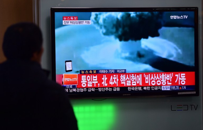 Une personne regardant les images de l'essai nucléaire en Corée du Nord, le 6/01/2015. Une personne regardant les images de l'essai nucléaire en Corée du Nord, le 6/01/2015.