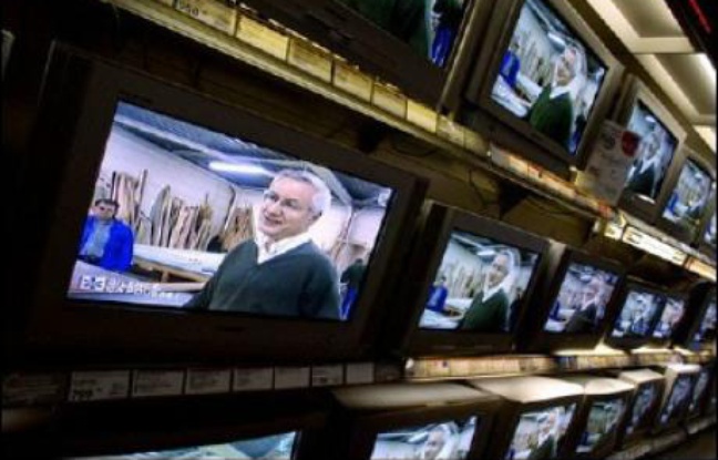 Les dépenses de consommation des ménages français en 2006 ont augmenté de 2,1% en 2006 par rapport à 2005, avec un boom des achats de téléviseurs à écran plat mais un recul des achats de voitures neuves, selon une étude de l'Insee publiée mardi. Les dépenses de consommation des ménages français en 2006 ont augmenté de 2,1% en 2006 par rapport à 2005, avec un boom des achats de téléviseurs à écran plat mais un recul des achats de voitures neuves, selon une étude de l'Insee publiée mardi.