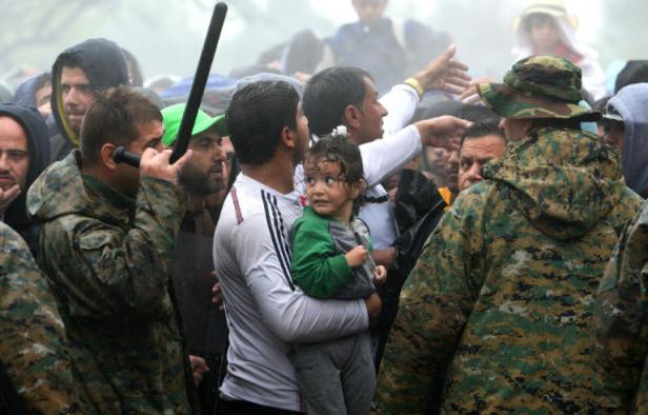 Des migrants et réfugiés attendent de traverser la frontière entre la Grèce et la Macédoine, le 10 septembre 2015 à Idomeni Des migrants et réfugiés attendent de traverser la frontière entre la Grèce et la Macédoine, le 10 septembre 2015 à Idomeni