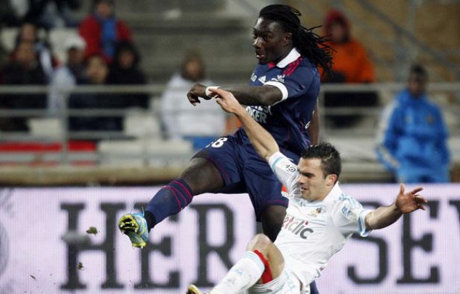 Le Marseillais Jérémy morel tente de contrer le Lyonnais Bafétimbi Gomis, le 5 février 2012, au Stade Vélodrome. Le Marseillais Jérémy morel tente de contrer le Lyonnais Bafétimbi Gomis, le 5 février 2012, au Stade Vélodrome.