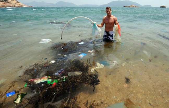 Plus de 80% des poubelles flottantes se forment à terre, avant d'être déversées en mer par les pluies et les fleuves.
En 2008, un navigateur et chercheur américain, Charles Moore, avait découvert la poubelle du Pacifique: 100 millions de tonnes de déchets, un continent flottant grand comme deux fois les Etats-Unis qui dérive entre Hawai et le Japon.
Sur les plages du sud de Hong-Kong, on retrouve les déchets asiatiques et américains qui jonchent le Pacifique. Plus de 80% des poubelles flottantes se forment à terre, avant d'être déversées en mer par les pluies et les fleuves.
En 2008, un navigateur et chercheur américain, Charles Moore, avait découvert la poubelle du Pacifique: 100 millions de tonnes de déchets, un continent flottant grand comme deux fois les Etats-Unis qui dérive entre Hawai et le Japon.
Sur les plages du sud de Hong-Kong, on retrouve les déchets asiatiques et américains qui jonchent le Pacifique.