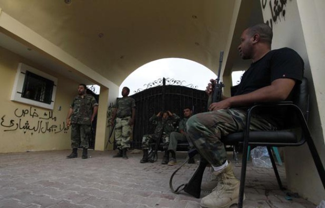 Des gardes libyens surveillent l'entrée du consulat de Benghazi, en Libye, le 15 septembre 2012. Des gardes libyens surveillent l'entrée du consulat de Benghazi, en Libye, le 15 septembre 2012.