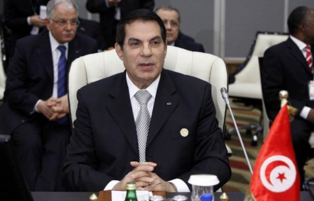 Le président tunisien déchu Zine El Abidine Ben Ali a été condamné par contumace à la prison à perpétuité pour complicité de meurtre de 43 manifestants durant le soulèvement populaire qui a fini par le renverser, a indiqué jeudi le juge Hedi Ayari du tribunal militaire de Tunis. Le président tunisien déchu Zine El Abidine Ben Ali a été condamné par contumace à la prison à perpétuité pour complicité de meurtre de 43 manifestants durant le soulèvement populaire qui a fini par le renverser, a indiqué jeudi le juge Hedi Ayari du tribunal militaire de Tunis.
