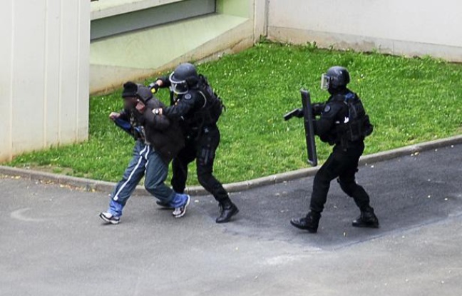 Le preneur d'otage est interpellé par les forces de l'ordre dans la cour d'une école maternelle de Vitry-sur-Seine (Val-de-Marne) , le 10 juillet 2012. Le preneur d'otage est interpellé par les forces de l'ordre dans la cour d'une école maternelle de Vitry-sur-Seine (Val-de-Marne) , le 10 juillet 2012.