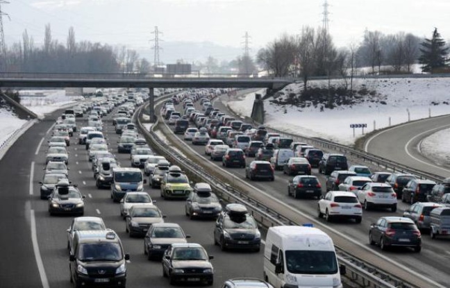 Les difficultés de circulation sur les axes autoroutiers et les routes de la région Rhône-Alpes menant aux stations de ski se résorbaient samedi soir, en cette journée classée rouge dans le sens des départs. Les difficultés de circulation sur les axes autoroutiers et les routes de la région Rhône-Alpes menant aux stations de ski se résorbaient samedi soir, en cette journée classée rouge dans le sens des départs.