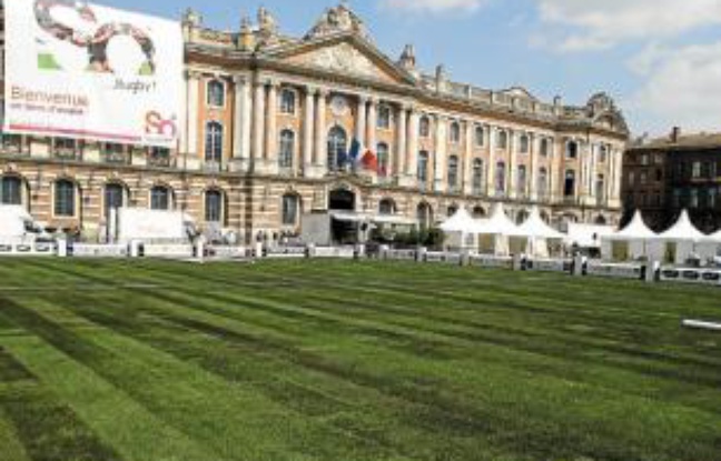 La ville vit au rythme du rugby. La ville vit au rythme du rugby.