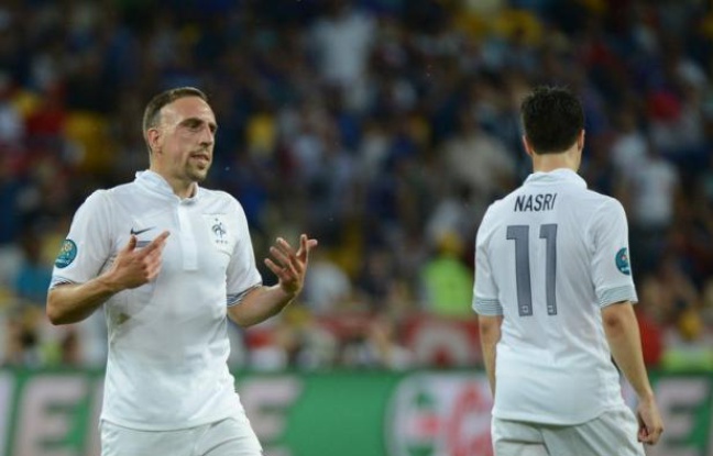 Bien que battue par la Suède 2-0, l'équipe de France a réussi mardi son objectif minimal à l'Euro-2012 en se qualifiant pour les quarts de finale mais cette défaite a de lourdes conséquences pour les Bleus, désormais obligés de se coltiner les champions du monde et d'Europe espagnols. Bien que battue par la Suède 2-0, l'équipe de France a réussi mardi son objectif minimal à l'Euro-2012 en se qualifiant pour les quarts de finale mais cette défaite a de lourdes conséquences pour les Bleus, désormais obligés de se coltiner les champions du monde et d'Europe espagnols.