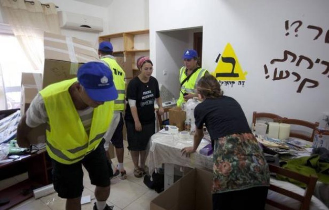 L'évacuation des colons juifs du quartier d'Oulpana, dans la colonie de Beit El (Cisjordanie), s'est achevée jeudi soir dans le calme, à la suite d'une décision de la justice israélienne, selon la police israélienne. L'évacuation des colons juifs du quartier d'Oulpana, dans la colonie de Beit El (Cisjordanie), s'est achevée jeudi soir dans le calme, à la suite d'une décision de la justice israélienne, selon la police israélienne.