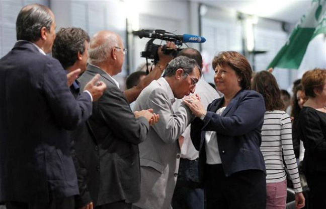 François Lamy salue Martine Aubry lors de l'université d'été de La Rochelle, le 26 août 2012. François Lamy salue Martine Aubry lors de l'université d'été de La Rochelle, le 26 août 2012.