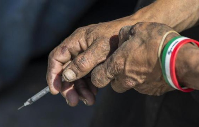 http://img.20mn.fr/hILPSHjAQU2xaJR0MbT1dQ/648x415_sans-abri-tient-main-seringue-consommer-drogue-a-tijuana-mexique-10-juin-2014.jpg