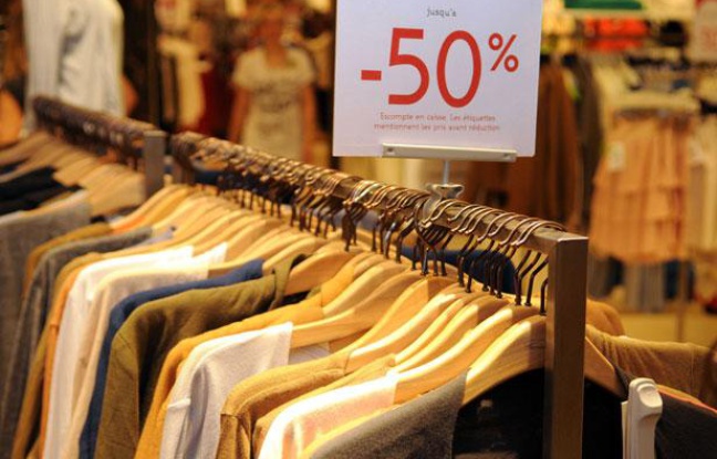 Soldes au magasin "Le Printemps" à Paris en juin 2011. Soldes au magasin "Le Printemps" à Paris en juin 2011.