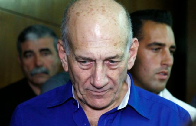 L'ancien Premier ministre israélien Ehud Olmert arrive au tribunal de Tel Aviv, le 13 mai 2014 L'ancien Premier ministre israélien Ehud Olmert arrive au tribunal de Tel Aviv, le 13 mai 2014