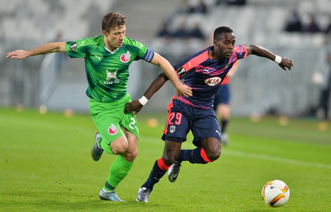 Maxime Poundjé, le défenseur des Girondins de Bordeaux lors d'un match face aux Russes du Rubin Kazan, le 10 décembre 2015 à Bordeaux. Maxime Poundjé, le défenseur des Girondins de Bordeaux lors d'un match face aux Russes du Rubin Kazan, le 10 décembre 2015 à Bordeaux.