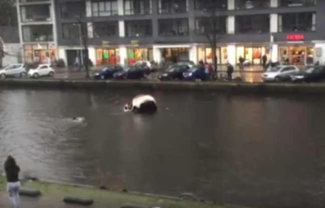 A Amsterdam, quatre passants ont plongé dans les eaux très froides d'un canal pour secourir une mère et son bébé, piégés dans leur voiture qui coulait. A Amsterdam, quatre passants ont plongé dans les eaux très froides d'un canal pour secourir une mère et son bébé, piégés dans leur voiture qui coulait.
