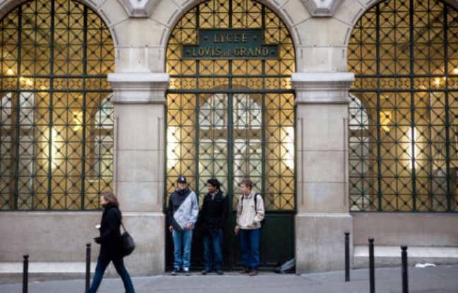 Des adolescents devant l'entrée du lycée Louis-le-Grand le 9 février 2010 à Paris Des adolescents devant l'entrée du lycée Louis-le-Grand le 9 février 2010 à Paris
