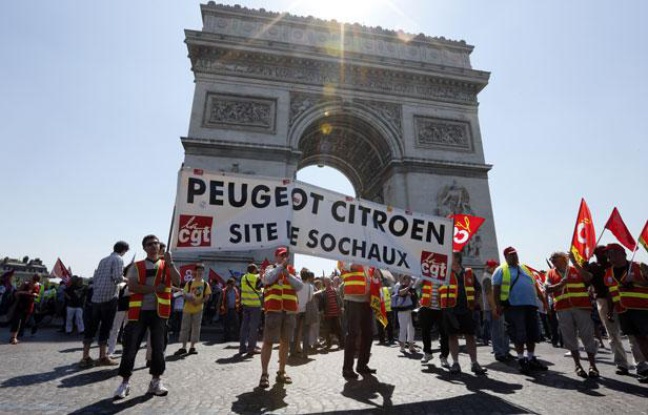 Manifestation des salariés de PSA mercredi 25 juillet à Paris Manifestation des salariés de PSA mercredi 25 juillet à Paris