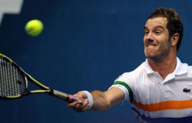 Richard Gasquet, 14e joueur mondial, et Gilles Simon (N.38) se sont qualifiés vendredi pour les demi-finales du tournoi ATP de Bangkok (dur, intérieur), mais les deux Français n'auront pas à se livrer une bataille fratricide. Richard Gasquet, 14e joueur mondial, et Gilles Simon (N.38) se sont qualifiés vendredi pour les demi-finales du tournoi ATP de Bangkok (dur, intérieur), mais les deux Français n'auront pas à se livrer une bataille fratricide.