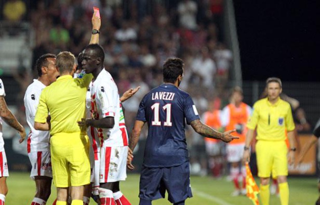 Ezequiel Lavezzi exclu par l'arbitre Clement Turpin lors du match face à Ajaccio, le 19 août 2012. Ezequiel Lavezzi exclu par l'arbitre Clement Turpin lors du match face à Ajaccio, le 19 août 2012.