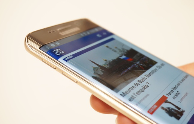 Le Galaxy S7 Edge devrait se rapprocher esthétiquement du modèle précédent de la marque coréenne, le Galaxy S6 Edge. Le Galaxy S7 Edge devrait se rapprocher esthétiquement du modèle précédent de la marque coréenne, le Galaxy S6 Edge.