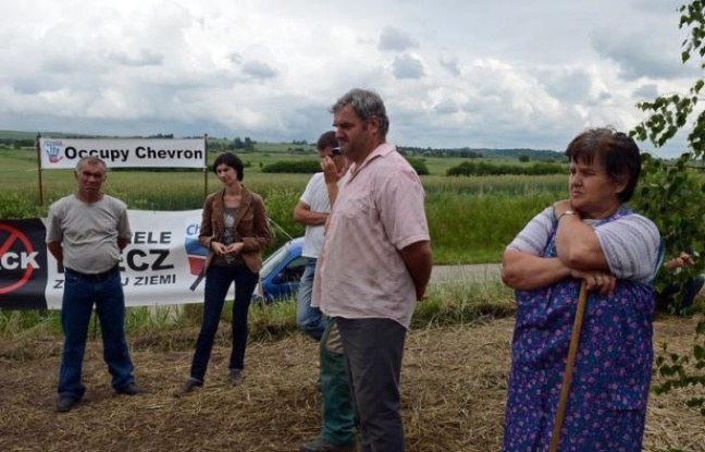 Une vingtaine d'habitants de Zurawlow, un village du sud-est de la Pologne, bloque depuis plusieurs jours les travaux du géant américain Chevron sur un site d'exploration de gaz de schiste, dénonçant les risques pour l'environnement dans leur région, a constaté l'AFP sur place. Une vingtaine d'habitants de Zurawlow, un village du sud-est de la Pologne, bloque depuis plusieurs jours les travaux du géant américain Chevron sur un site d'exploration de gaz de schiste, dénonçant les risques pour l'environnement dans leur région, a constaté l'AFP sur place.