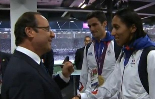 Le président François Hollande félicite l'athlète malvoyante Assia El Hannouni, après sa médaille d'or sur 200m aux Jeux paralympiques de Londres le 6 septembre 2012. Le président François Hollande félicite l'athlète malvoyante Assia El Hannouni, après sa médaille d'or sur 200m aux Jeux paralympiques de Londres le 6 septembre 2012.