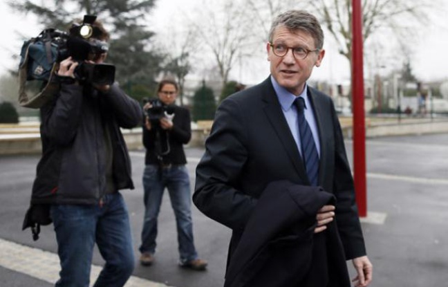 Vincent Peillon en déplacement à Gonesse (Val d'Oise) le 25 février. Vincent Peillon en déplacement à Gonesse (Val d'Oise) le 25 février.