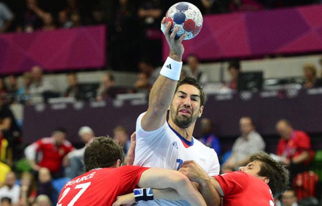 Le Français Nikola karabatic pris en sandwich par deux Anglais, le 28 juin 2012, à Londres. Le Français Nikola karabatic pris en sandwich par deux Anglais, le 28 juin 2012, à Londres.