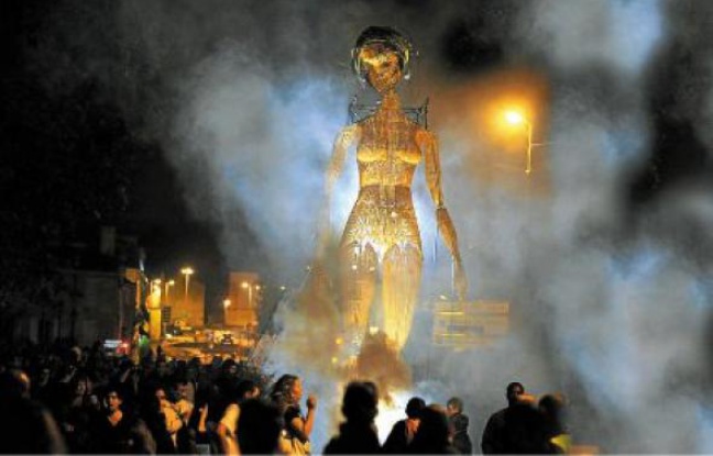 Nissa fera une apparition dans le spectacle Vénus de la compagnie l'Homme debout. Nissa fera une apparition dans le spectacle Vénus de la compagnie l'Homme debout.