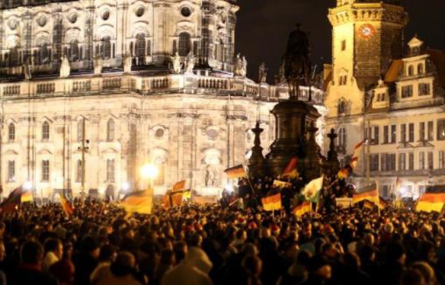 Des manifestants du mouvement anti-islam et anti-réfugiés Pegida à Dresde en Allemagne le 22 décembre 2014 Des manifestants du mouvement anti-islam et anti-réfugiés Pegida à Dresde en Allemagne le 22 décembre 2014