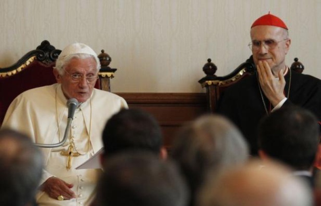 Le pape Benoît XVI a exprimé tout son soutien à son numéro deux, le cardinal secrétaire d'Etat italien Tarcisio Bertone, qui s'est récemment retrouvé au coeur d'attaques internes au Vatican révélées par la fuite de documents confidentiels, surnommée "Vatileaks". Le pape Benoît XVI a exprimé tout son soutien à son numéro deux, le cardinal secrétaire d'Etat italien Tarcisio Bertone, qui s'est récemment retrouvé au coeur d'attaques internes au Vatican révélées par la fuite de documents confidentiels, surnommée "Vatileaks".