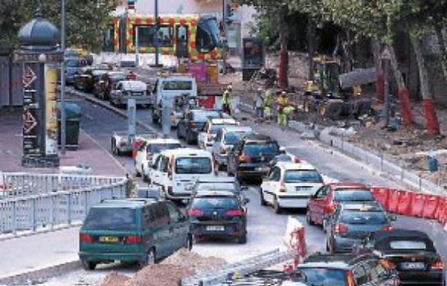 Sur les Quais du Verdanson, les travaux perturbent sérieusement le trafic. Sur les Quais du Verdanson, les travaux perturbent sérieusement le trafic.