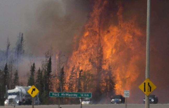La forêt en feu à 16 km de Fort McMurray au Canada, le 6 mai 2016. La forêt en feu à 16 km de Fort McMurray au Canada, le 6 mai 2016.