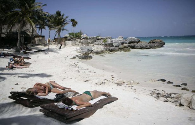 Des touristes sur une plage de la Riviera Maya, au Mexique. Des touristes sur une plage de la Riviera Maya, au Mexique.